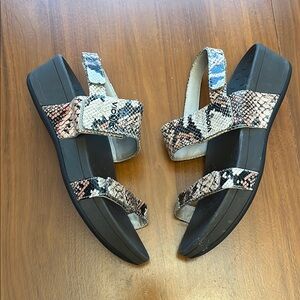 Vionic Bolinas flatform platform snakeskin print sandal size 8